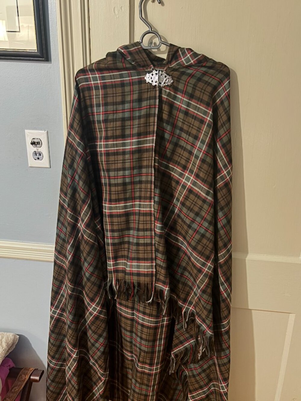 Elegant Tartan Cape Perfect for Outlander Fans